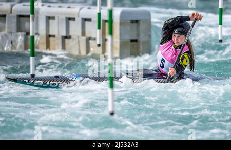 Lee Valley, Hertfordshire, Londra, 18 aprile 2022, Lee Valley, Hertfordshire, Londra, 18 aprile 2022, Rachel Ellis di Lee Valley PC/Neustar in competizione nel C1W durante la British Canoe Slalom Olympic Qualification a Lee Valley il 18 aprile 2022. Foto di Phil Hutchinson. Solo per uso editoriale, licenza richiesta per uso commerciale. Nessun utilizzo nelle scommesse, nei giochi o nelle pubblicazioni di un singolo club/campionato/giocatore. Credit: UK Sports Pics Ltd/Alamy Live News Foto Stock