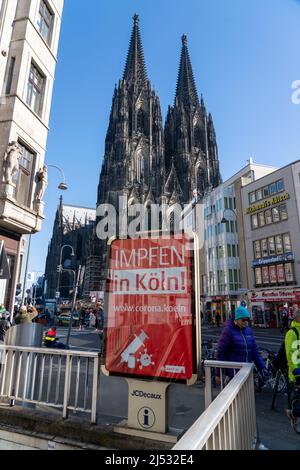 Pubblicità per la vaccinazione di Corona, campagna sui manifesti Citylight alla Cattedrale di Colonia, vista della facciata ovest, nella torre nord di Colonia, Germania Foto Stock