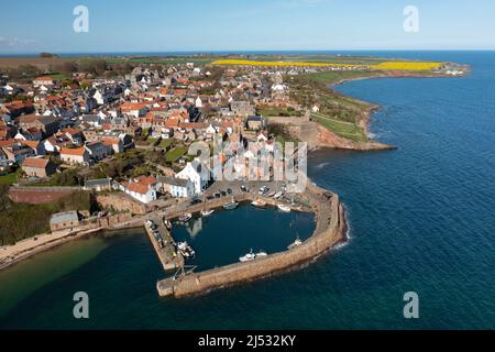 Vista aerea dal drone del villaggio di pescatori Crail a East Neuk di Fife, Scozia, Regno Unito Foto Stock