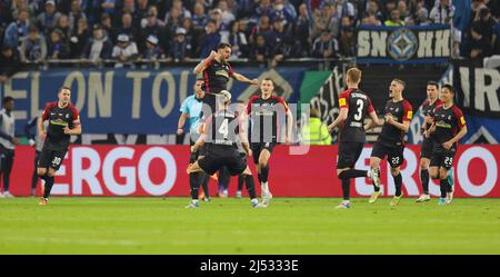 Città di Amburgo, Germania. 19th Apr, 2022. Primo: 04/19/2022 Fuvuball, 1st Bundesliga, stagione 2021/2022, DFB Pokal semifinali HSV Amburgo Amburgo, Amburgo, HSV Amburgo Amburgo Amburgo - SCF, SC Friburgo, Friburgo Goal alle 3:0 da Vincenzo Grifo, ergo insurance Credit: dpa/Alamy Live News Foto Stock