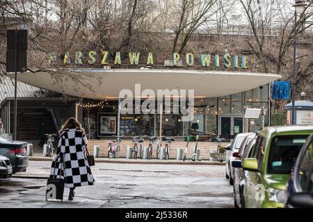 Varsavia, Voivodato Masoviano, Polonia. 4th Mar 2022. Una donna in un cappotto bianco e nero visto vicino al club e caffè Warszawa Powisle a Varsavia. (Credit Image: © Karol Serewis/SOPA Images via ZUMA Press Wire) Foto Stock