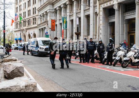 18 aprile 2022, New York City, New York, Stati Uniti: Gli attivisti climatici e i manifestanti anti della guerra hanno tenuto un raduno fuori dall'edificio dell'IRS Office a Manhattan e poi hanno marciato fino a Wall Street, dove hanno tenuto una dimostrazione per portare l'attenzione a smettere di utilizzare i soldi dei contribuenti per finanziare le guerre e la giustizia climatica. (Credit Image: © Steve Sanchez/Pacific Press via ZUMA Press Wire) Foto Stock