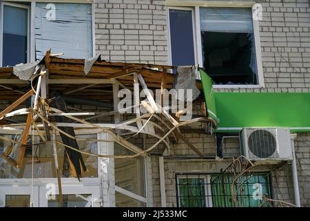 Distrutto portico in un edificio dopo un'esplosione di conchiglie Foto Stock