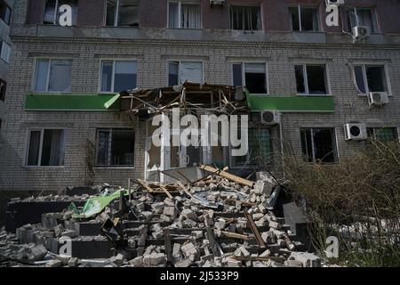 Facciata di un edificio distrutto in Ucraina dopo un'esplosione di conchiglie. Foto Stock