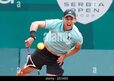 Belgrado, Serbia, 19th aprile 2022. Dominic Thiem d'Austria serve contro John Millman d'Australia durante il secondo giorno del torneo ATP 250 della Serbia Open durante il secondo giorno del torneo ATP 250 della Serbia Open al Novak Tennis Center di Belgrado, in Serbia. Aprile 19, 2022. Credit: Nikola Krstic/Alamy Foto Stock