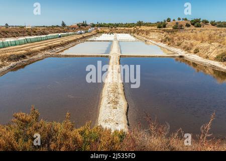 Vista sulle saline di Castro Marim in Algarve, Portogallo, in una giornata di sole in estate. Foto Stock