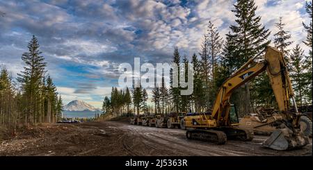 Nuove strade in costruzione a Tehaleh, Washington, con vista panoramica sul Monte Rainier. Foto Stock