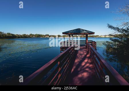 Molo rosso e gazebo sul lago Destiny a Maitland, Florida Foto Stock