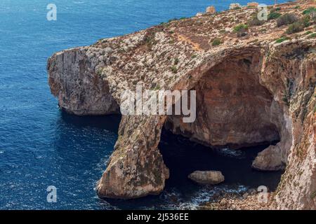 Isola di Malta vista panoramica di giorno della Grotta Azzurra - caverne di mare taht il-Hnejja, attrazione di grotte naturali come visto dalla Valle di Babu. Foto Stock