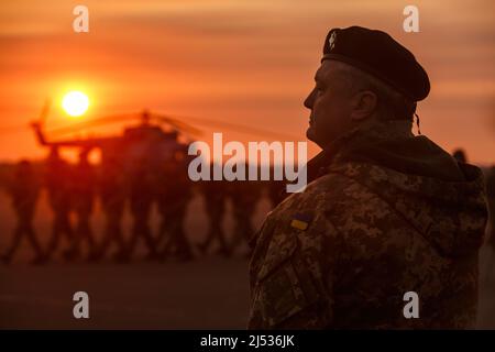 Mariupol, Ucraina. 16th Nov 2017. Presidente dell'Ucraina Petro Poroshenko durante i festeggiamenti in occasione della Giornata della Fanteria Navale. (Credit Image: © Mykhaylo Palinchak/SOPA Images via ZUMA Press Wire) Foto Stock