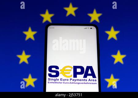 Brasile. 19th Apr 2022. In questa foto è mostrato il logo Single Euro Payments Area (SEPA) visualizzato su uno smartphone e sullo sfondo la bandiera dell'Unione europea (UE). (Foto di Rafael Henrique/SOPA Images/Sipa USA) Credit: Sipa USA/Alamy Live News Foto Stock