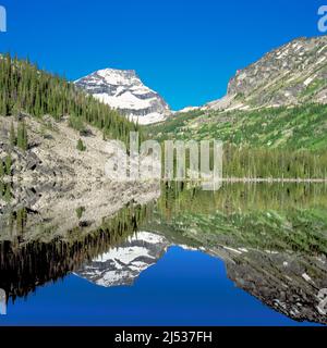 el capitan si riflette in un piccolo lago roccioso nelle montagne bitterroot vicino a darby, montana Foto Stock