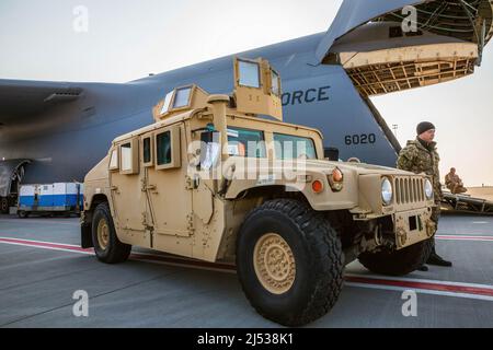 Veicolo blindato americano HMMWV (Humvee) all'Aeroporto Internazionale Borispol di Kiev. Foto Stock