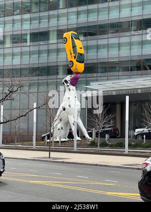 Il “Spot” di Donald Lipski, mascherato, durante la pandemia di Covid-19, all’Hassenfeld Children’s Hospital di NYU Langone, sul 34th St. A Manhattan Foto Stock