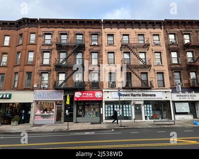 Aziende e vecchi edifici di appartamenti lungo 7th Avenue nel quartiere Park Slope di Brooklyn, New York. Foto Stock