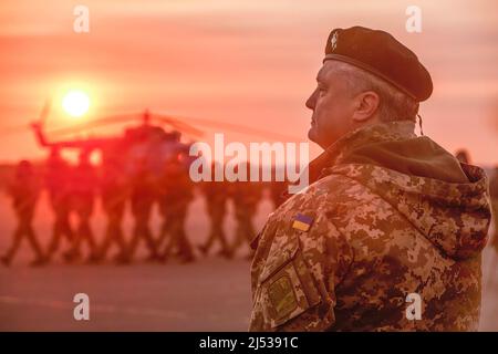 Mariupol, Ucraina. 16th Nov 2017. Presidente dell'Ucraina Petro Poroshenko durante i festeggiamenti in occasione della Giornata della Fanteria Navale. (Foto di Mykhaylo Palinchak/SOPA Images/Sipa USA) Credit: Sipa USA/Alamy Live News Foto Stock