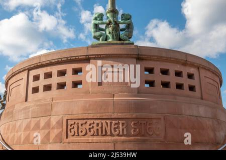 Francoforte, Germania - 10 aprile 2022: Eiserner Steg - enl: ponte pedonale di ferro - è un ponte pedonale che conduce sul fiume meno a Francoforte. La lanterna all'entran Foto Stock