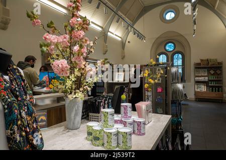 Il Dairy Visitor Center e il negozio di articoli da regalo sono stati recentemente restaurati a Central Park, Springtime, New York City, USA 2022 Foto Stock