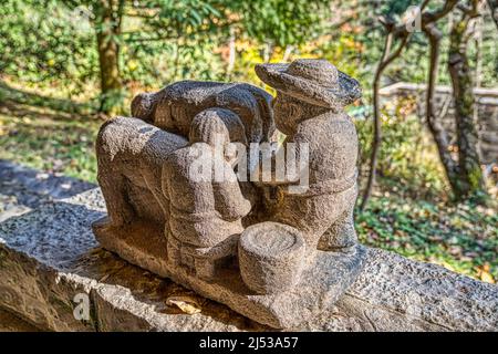 Una statua di arte popolare latino-americana sulla terrazza della pensione a Frank Lloyd Wright's Falling Water a Mill Run, Pennsylvania. Foto Stock