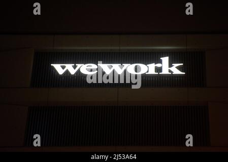 Varsavia, Varsavia, Polonia. 19th Apr 2022. La segnaletica Wework si trova il 19 aprile 2022 a Varsavia, in Polonia. (Credit Image: © Aleksander Kalka/ZUMA Press Wire) Foto Stock