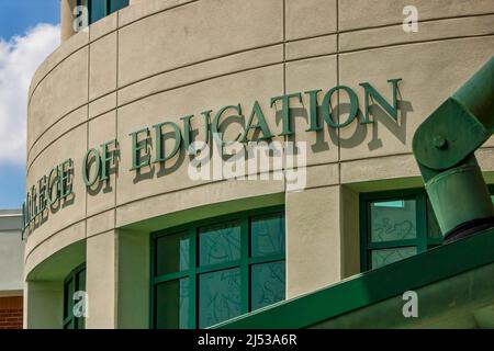 La scritta rialzata sul College of Education forma un'ombra naturale all'Università della Florida del Sud a Tampa, Florida. Foto Stock