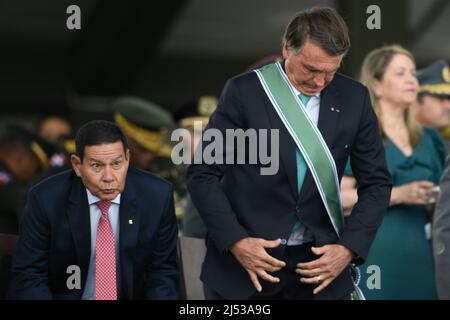 Brasilia, Brasile. 19th Apr 2022. DF - Brasilia - 04/19/2022 - BRASILIA, CERIMONIA DELLA GIORNATA DELL'ESERCITO BRASILIANO - il Presidente della Repubblica, Jair Bolsonaro, accompagnato dal Vice Presidente Hamilton Mourao, partecipa alle celebrazioni della Giornata dell'Esercito, a Brasilia, aprile 19 2022. Foto: Mateus Bonomi/AGIF/Sipa USA Credit: Sipa USA/Alamy Live News Foto Stock