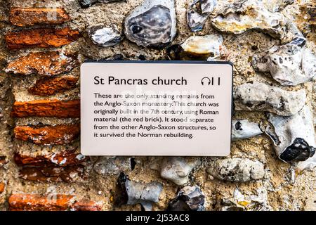 Targa informativa sulla Chiesa di San Pancras presso l’Abbazia di Sant’Agostino a Canterbury, Inghilterra. Foto Stock