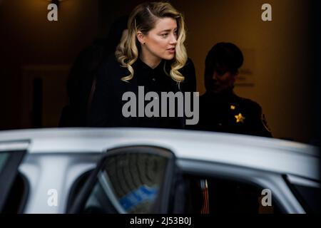 Fairfax, Virginia. 18th Apr 2022. L'attrice Amber Heard lascia il Fairfax County Circuit Court a Fairfax, Virginia, il 18 aprile 2022. Sentito è stato citato per diffamazione dal suo ex marito, l'attore Johnny Depp, dopo che ha scritto un op-ed nel Washington Post nel 2018 che, senza nominare Depp, lo ha accusato di abuso domestico. Credito: Samuel Corum/CNP (RESTRIZIONE: NESSUN New York o New Jersey Quotidiani o giornali entro un raggio di 75 miglia da New York) credito: dpa/Alamy Live News Foto Stock