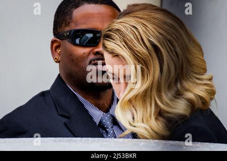 Fairfax, Stati Uniti d'America. 18th Apr 2022. L'attrice Amber Heard arriva al Fairfax County Circuit Court di Fairfax, Virginia, lunedì 18 aprile 2022. Heard è stato citato per diffamazione dal suo ex marito, l'attore statunitense Johnny Depp, dopo che ha scritto un op-ed nel Washington Post nel 2018 che, senza nominare Depp, lo ha accusato di abuso domestico.Credit: Samuel Corum/CNP/Sipa USA (RESTRIZIONE: NO New York o New Jersey Quotidiani o giornali entro un raggio di 75 miglia da New York) credito: Sipa USA / Alamy Live News Foto Stock