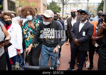 Atlanta, Georgia, Stati Uniti. 12th Apr 2022. I gruppi di fede, i leader eletti e le organizzazioni di sostegno alle votazioni in tutta la Georgia si sono riuniti al King Center per lanciare una massiccia strategia di pianificazione e istruzione degli elettori per le elezioni del 2022, sperando di combattere le leggi recentemente promulgate dallo stato che molti chiamano tattiche di soppressione degli elettori nelle comunità nere e a basso reddito. Nella foto: Un anziano con disabilità parla al rally (immagine di credito: © Robin Rayne/ZUMA Press Wire) Foto Stock