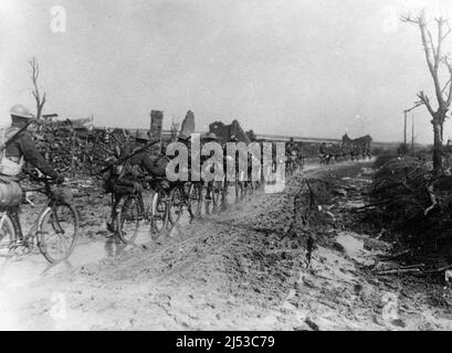 Ciclisti e Cavalleria passando attraverso il villaggio in rovina di Brie, marzo 1917. Foto Stock