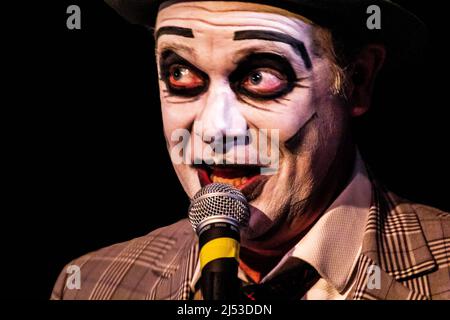 Londra, Inghilterra, Regno Unito. 19th Apr 2022. Budi Butenop si rivolge al pubblico di Soho Theatre, Londra. L'unico, nominato Grammy, trio di Street opera Brechtian Tiger Lillies, è tornato al Soho Theatre di Londra con la loro ''˜One Penny Opera'. 'Basato sull'opera seminale del 18th secolo di Beggar di John Gay and Brecht e sulla Threepenny Opera di Weill, la band presenta la propria versione di questa storia selvaggia e divertente.' le loro canzoni coprono tutti gli aspetti oscuri della vita: Prostituzione, tossicodipendenza, violenza e disperazione. 'Sempre con un tocco di umorismo ritorto e ironia acuta. (Credito Foto Stock