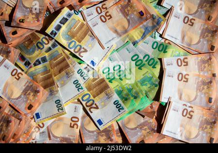 Banconote in euro in contanti di diverse denominazioni in primo piano Foto Stock