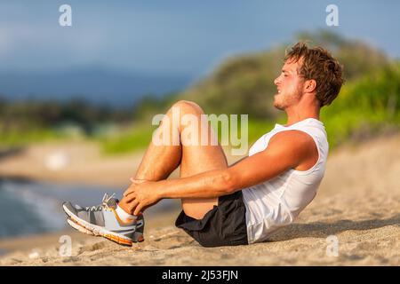 ABS allenarsi uomo fare crunches sulla spiaggia. Situps addestramento perdita facile del peso per atleta maschio grasso del ventre che si sta allenando fuori Foto Stock