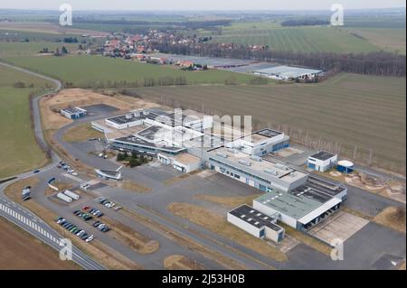 Ebersbach, Germania. 15th Mar 2022. La sede della società farmaceutica Demecan (vista aerea con un drone). Fondata nel 2017, l'azienda è una delle tre che l'Istituto Federale per la droga e i dispositivi medici ha permesso di coltivare la cannabis in Germania. Credit: Kahnert/dpa-Zentralbild/dpa/Alamy Live News Foto Stock