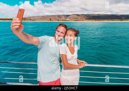 Crociera selfie vacanza felice turisti scattare foto con telefono su traghetto viaggio in barca. Coppia interrazziale donna asiatica, uomo caucasico Foto Stock