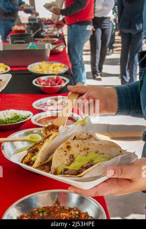 Fotografia di Street food, stand taco messicano, tacos carne asada o taquitos sulla strada, salse piccanti sullo sfondo. Tradizionale taco messicano Foto Stock
