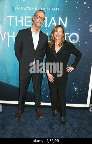 Geoff Stier e Amy Israel, Executive VPof Showtime Networks, Inc. Partecipa alla prima di Showtime's New Drama Series 'The Man Who Fell to Earth' il 19 aprile 2022 al MOMA di New York, New York, USA. Robin Platzer/ Twin Images/ Credit: Sipa USA/Alamy Live News Foto Stock