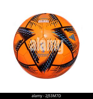 SWINDON, Regno Unito - 19 aprile 2022: Adidas al Rihla World Cup 2022 Football, il matchball ufficiale per la Coppa del mondo Qatar 2022 su sfondo bianco Foto Stock