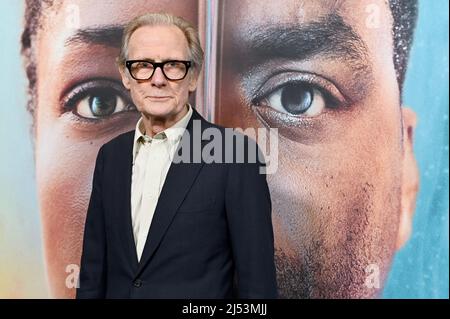 New York, Stati Uniti. 19th Apr 2022. L'attore Bill Nighy partecipa al primo evento di New York "L'UOMO CHE È CADUTO SULLA TERRA", tenutosi al Museum of Modern Art (MoMA) di New York, NY, 19 aprile 2022. (Foto di Anthony Behar/Sipa USA) Credit: Sipa USA/Alamy Live News Foto Stock