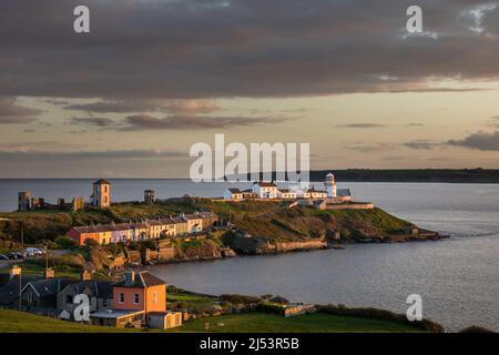 Roches Point, Cork, Irlanda. Quando il crepuscolo inizia a sistemare gli ultimi resti di luce notturna illumina Roches Point, Co. Cork, Irlanda. - Credit; David Creedon / Alamy Live News Foto Stock