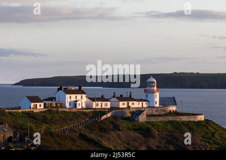 Roches Point, Cork, Irlanda. Quando il crepuscolo inizia a depositarsi gli ultimi resti di luce notturna illumina il faro a Roches Point, Co. Cork, Irlanda. - Credit; David Creedon / Alamy Live News Foto Stock