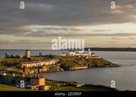 Roches Point, Cork, Irlanda. Quando il crepuscolo inizia a sistemare gli ultimi resti di luce notturna illumina Roches Point, Co. Cork, Irlanda. - Credit; David Creedon / Alamy Live News Foto Stock