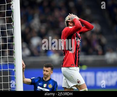 Milano, Italia. 19th Apr 2022. Theo Hernandez di AC Milan reagisce nel corso della seconda partita di calcio della Coppa Italia tra FC Inter e AC Milan a Milano, il 19 aprile 2022. Credit: Daniele Mascolo/ Xinhua/Alamy Live News Foto Stock