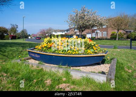Mostra di barche di fiori in primavera con fiori di primavera in West Sussex, Inghilterra, Regno Unito. Foto Stock