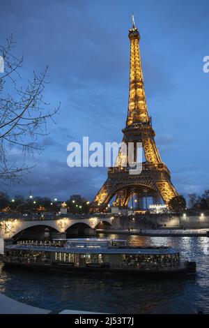 Parigi, Francia: La Torre Eiffel, torre di metallo completata nel 1889 per l'esposizione universale, vista di notte illuminata dal ponte Pont d'Iéna Foto Stock