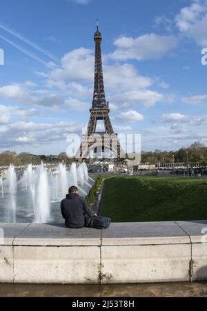 Parigi, Francia: Guardando la Torre Eiffel, la torre di metallo completata nel 1889 per l'esposizione universale, dalla fontana dei Giardini del Trocadero Foto Stock