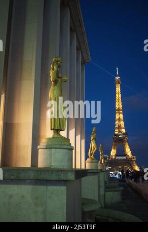 Parigi, Francia: La Torre Eiffel, torre di metallo completata nel 1889 per l'esposizione universale, vista di notte illuminata dal Museo Nazionale della Marina Foto Stock