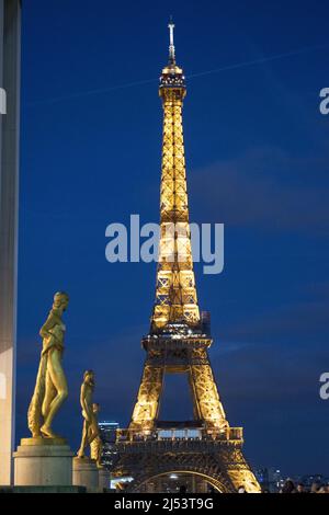 Parigi, Francia: La Torre Eiffel, torre di metallo completata nel 1889 per l'esposizione universale, vista di notte illuminata dal Museo Nazionale della Marina Foto Stock