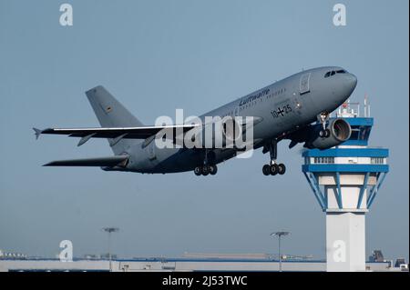 Colonia, Germania. 20th Apr 2022. Un Airbus Bundeswehr A310 Medevac parte dall'aeroporto di Colonia/Bonn. Le forze armate tedesche vogliono portare più ucraini feriti dalla guerra in Germania per cure. A tal fine, mercoledì è decollo un volo di evacuazione da Colonia alla Polonia. Credit: Henning Kaiser/dpa/Alamy Live News Foto Stock